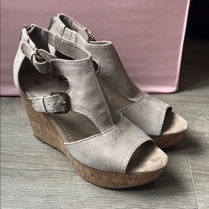 👡Nine West Grey Wedges